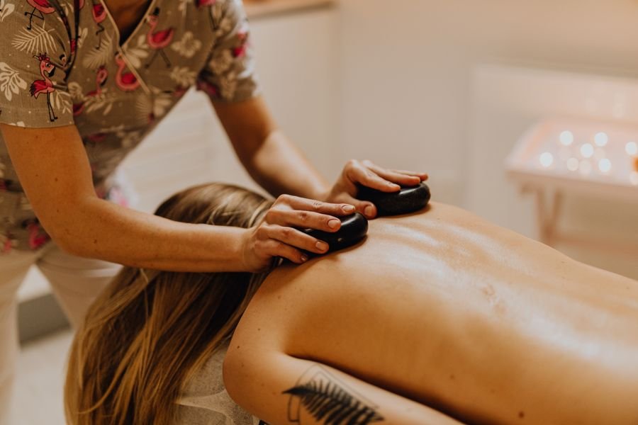 Massagem corporal em clínica de estética