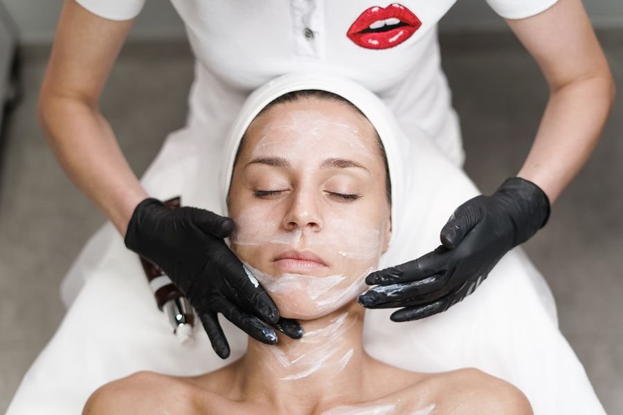 Tratamento facial com máscara em clínica de estética